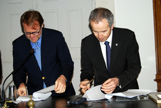 Greg Carr (left), for E.O. Wilson Biodiversity Laboratory, and João Gabriel Silva, Rector, Coimbra University, sign the research agreement in February 2014