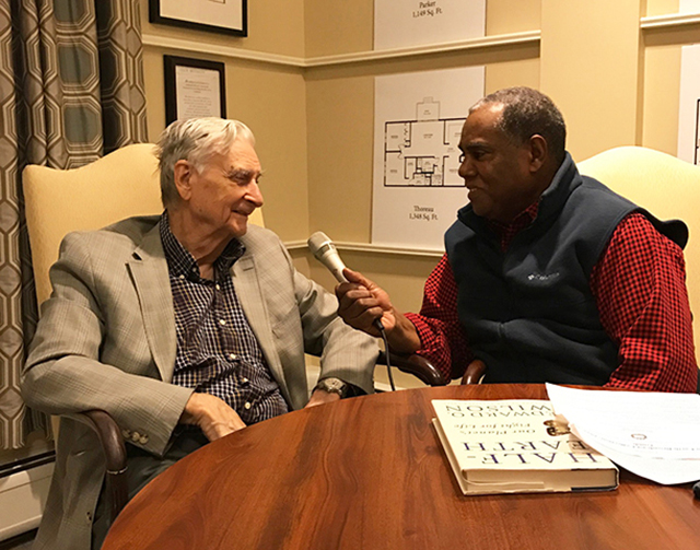 Image of the host Steve Curwood interviews E.O. Wilson at the ecologist’s home.