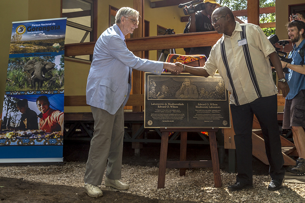 Image of Professor Edward O. Wilson (left) and Director General of the National Administration of Conservation Areas, Dr. Abdala Mussa (right) declare the new laboratory open through the unveiling of a commemorative plaque. 