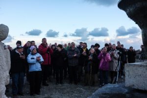 Image of a crowd of people clapping.