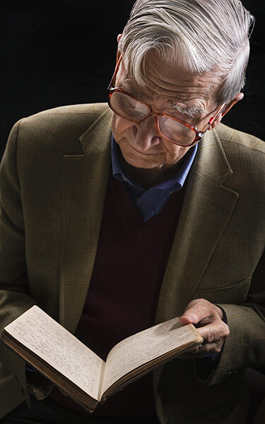 Image of E.O. Wilson reading a book. 